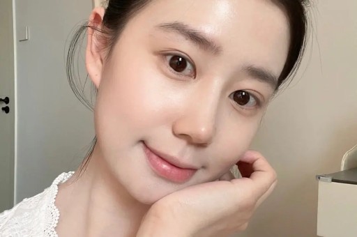 韩国女星Jennie耍大牌事件后《时代》红毯争艳直角肩再成亮点
